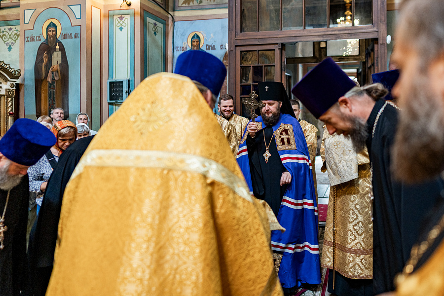 Архиерейское богослужение в Михаило-Архангельском храме села Михайловского г.о. Домодедово